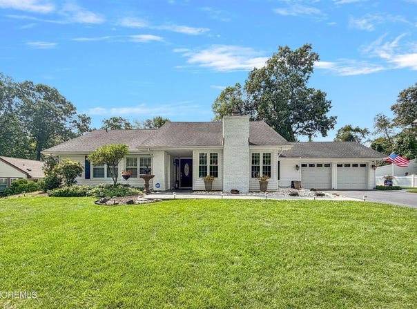 13 Yorkshire Drive, Jackson, NJ 08527