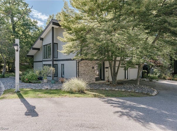 6889 Woodwalk Drive, Brecksville, OH 44141