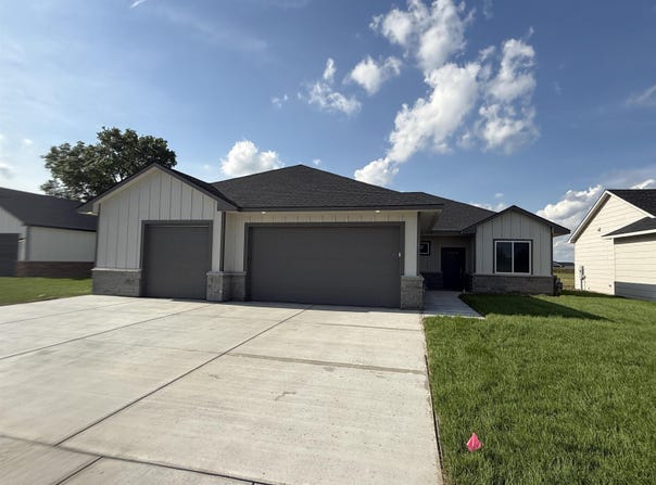27 Kingdom Ct, Goddard, KS 67052