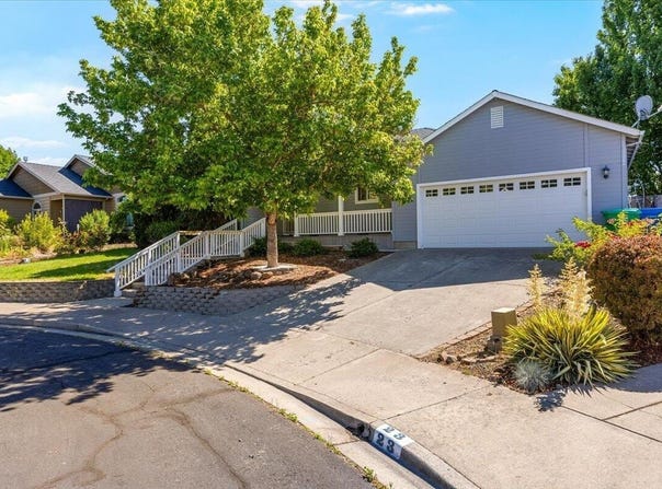 17 Meadowfield Circle, Eagle Point, OR 97524
