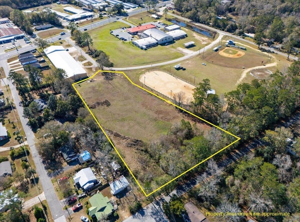 2042 W JEFFERSON Street, Quincy, FL 32351