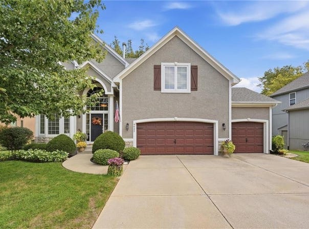 9623 Falcon Valley Dr, Lenexa, KS 66220