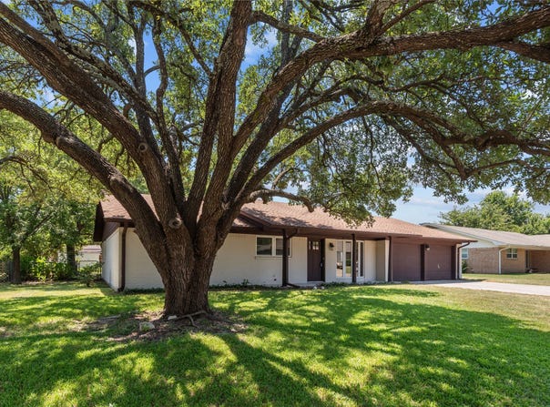 2008 Maplewood Drive, Gainesville, TX 76240