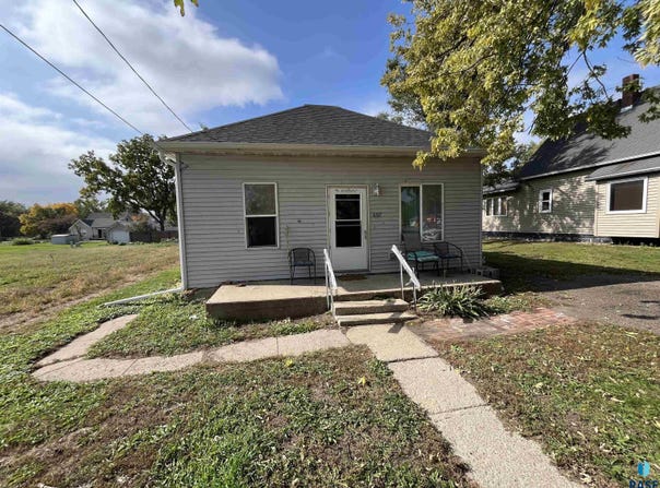 607 S Cedar St, Canton, SD 57013-2437