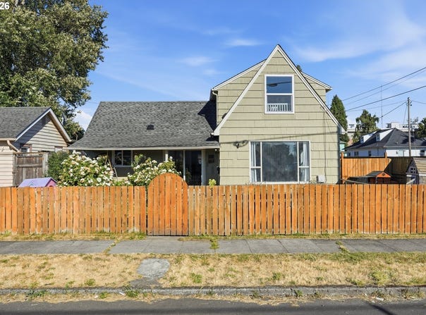 208 SW 3RD Ave, Kelso, WA 98626