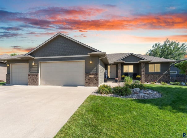 8220 S Grass Creek Dr, Sioux Falls, SD 57108
