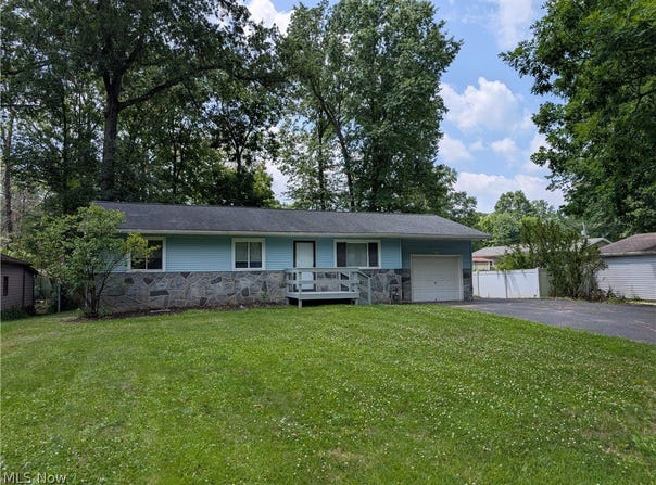 18015 Hillcrest Drive, Lake Milton, OH 44429