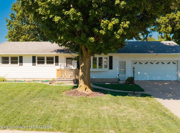 7520 Williamsburg Road, Lansing, MI 48917