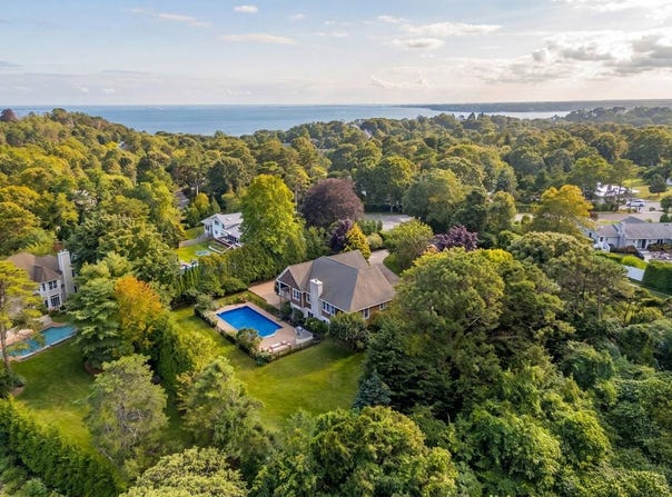 10 PECONIC VIEW CT, Southampton, NY 11968