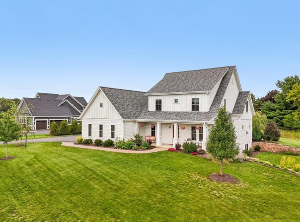 N52W30598 Moraine Dr, Hartland, WI 53029