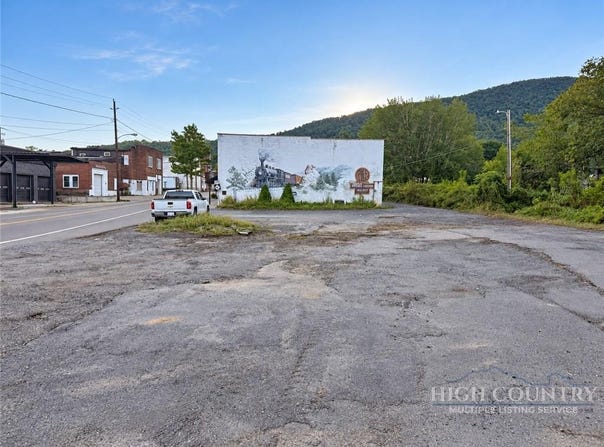 E 2nd Street, West Jefferson, NC 28694