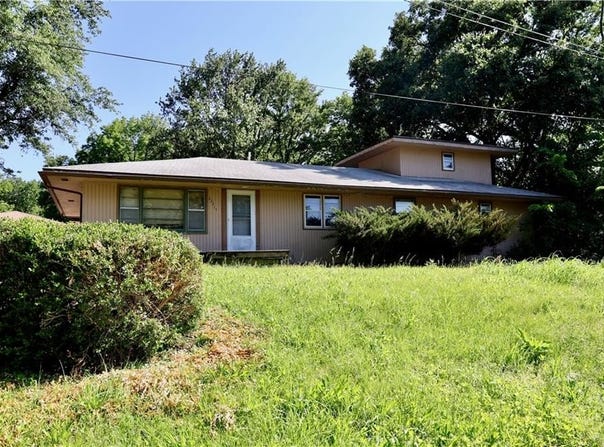 22211 E BLUE MILLS Road, Independence, MO 64058
