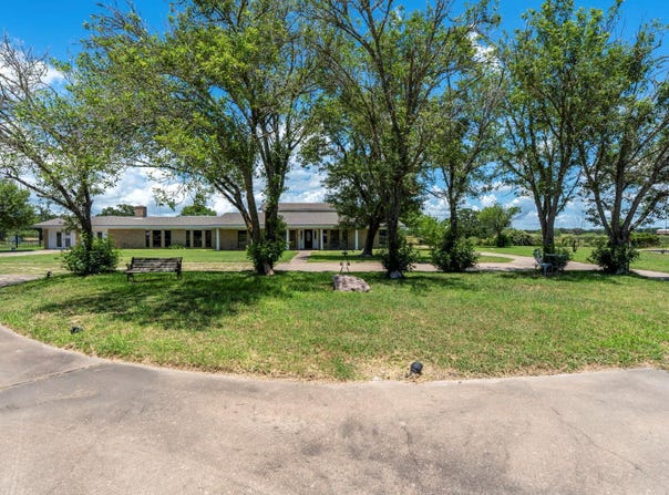 3345 E Austin St, Giddings, TX 78942