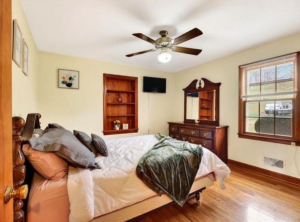 11 AVALON LN, Lexington, VA 24450