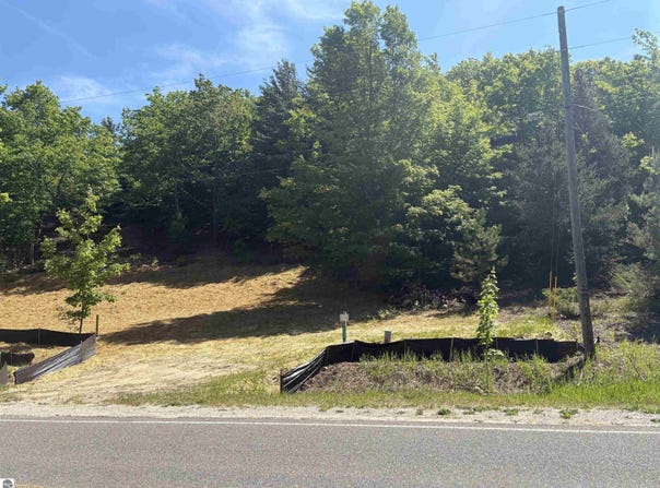 9394 E Hoxie Road, Cedar, MI 49621