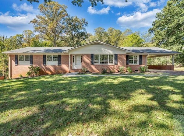 806 Hazelwood Ln, Martinsville, VA 24112