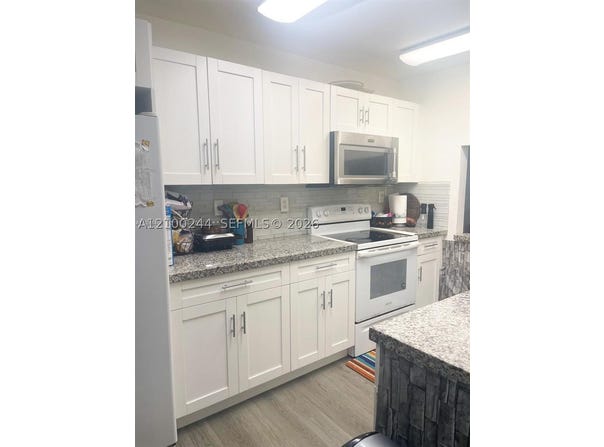 177 Lakeview Dr, Weston, FL 33326