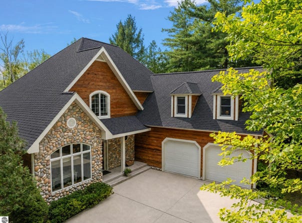 407 N Twin Pines Drive, Lake Leelanau, MI 49653