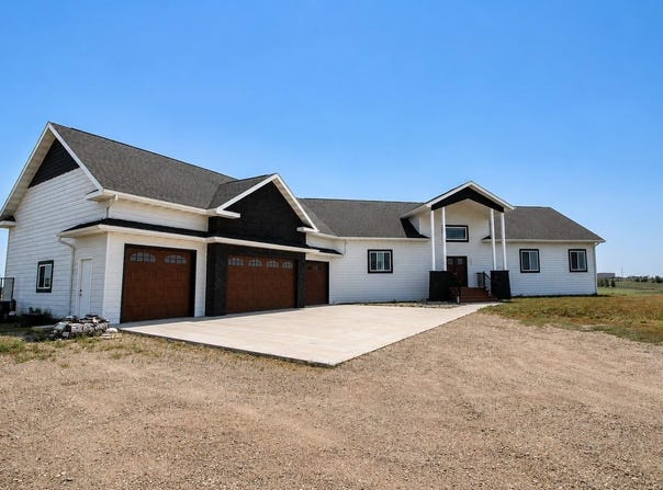 8460 NE 10th Ave, Minot, ND 58703