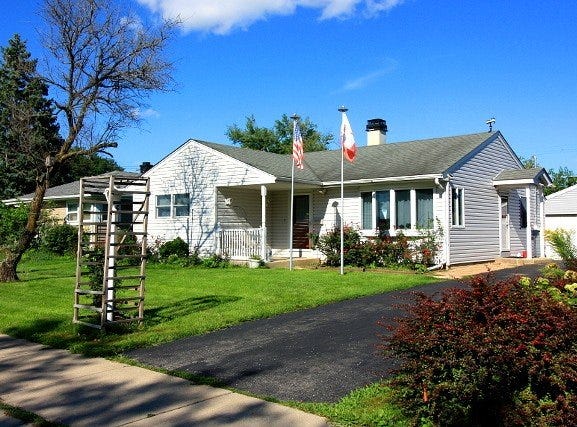2213 Cedar Street, Des Plaines, IL 60018
