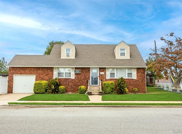 328 1st Avenue, Lindenhurst, NY 11757