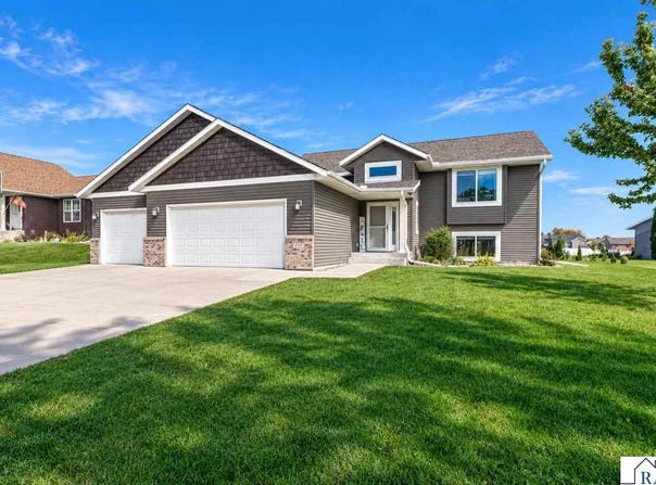 233 Oak Drive, Eagle Lake, MN 56024