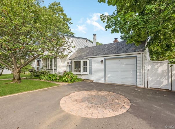 525 Beech Street, North Babylon, NY 11703