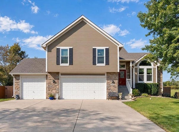 993 Sicklebar Drive, Peculiar, MO 64078