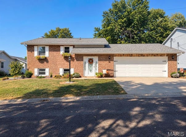 95 Sunray Drive, Highland, IL 62249
