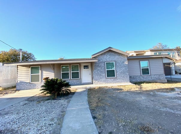 304 E 11th, Del Rio, TX 78840