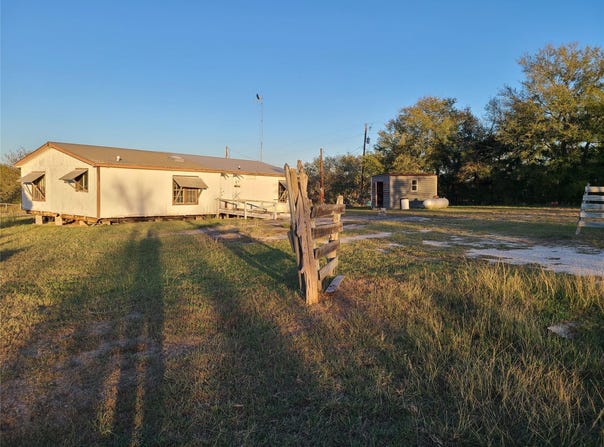 1023 Sierra Dr, Lockhart, TX 78644