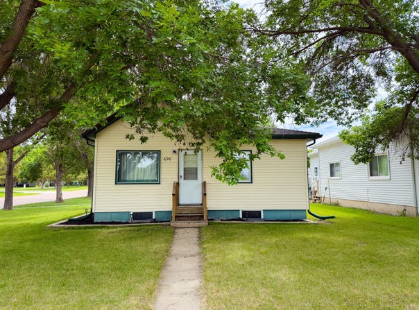 690 Ohio Ave NW, Huron, SD 57350