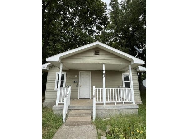 205 E Tyndall Street, Aurora, MO 65605