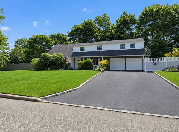 30 Hackberry Lane, Holbrook, NY 11741