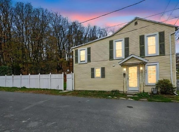 901 FAIRVIEW Street, POTTSVILLE, PA 17901