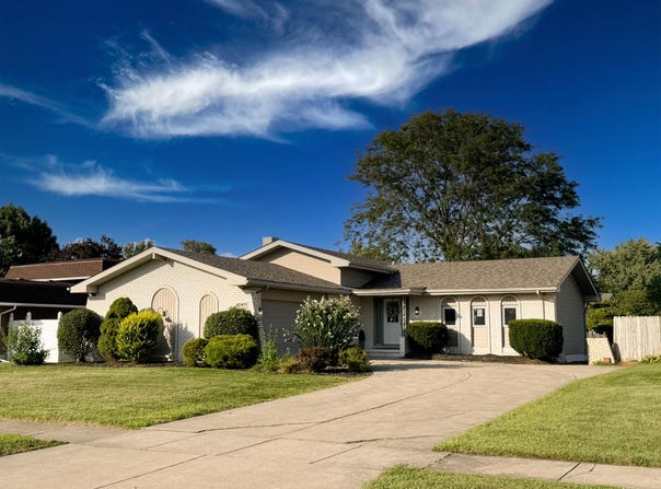 1049 Heather Lane, Munster, IN 46321