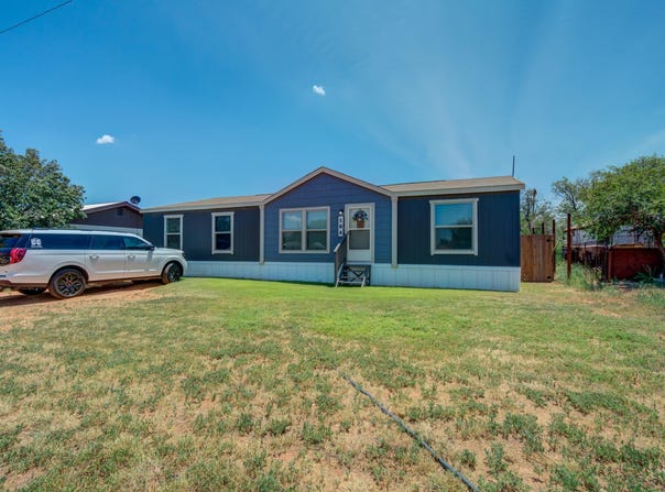 104 E Cragin Street, Sundown, TX 79372