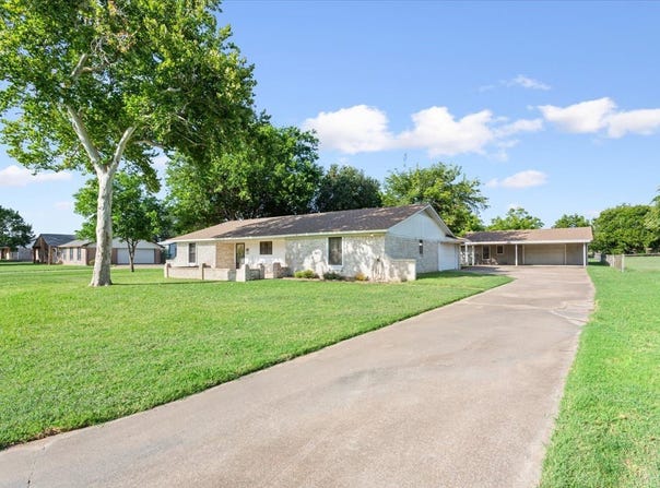 108 Towne W Drive, Lorena, TX 76655