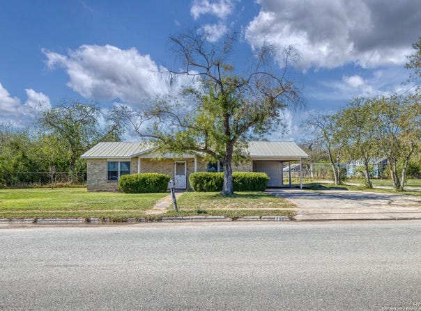 733 N Camp, Uvalde, TX 78801