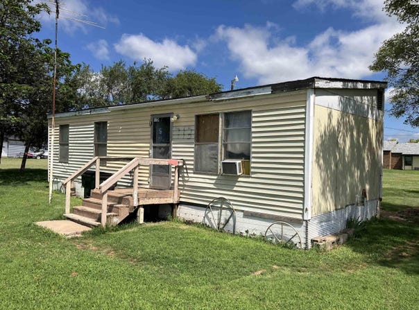 713 E South Ave, St. John, KS 67576
