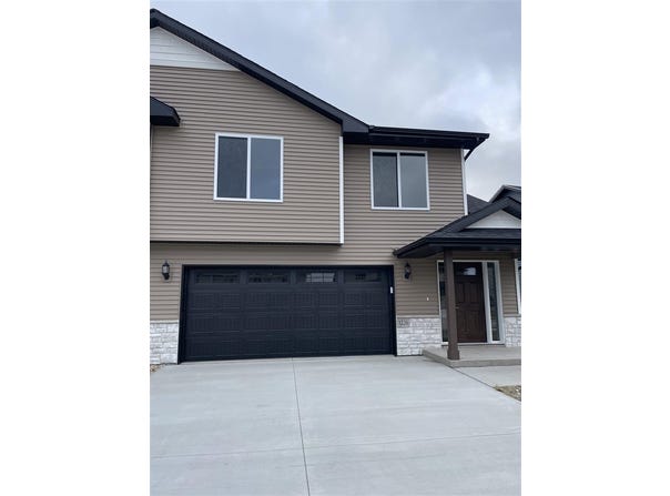 802 Armands Ln, Tiffin, IA 52340