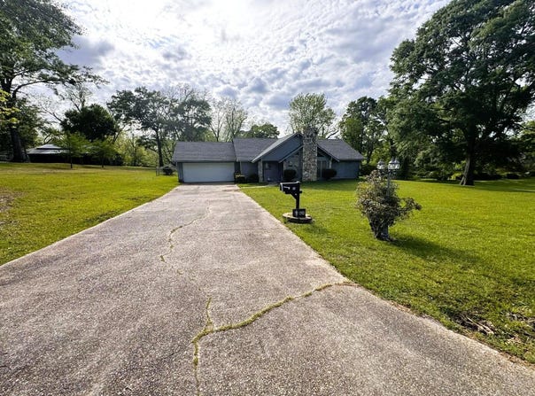 23 B St, Bay Springs, MS 39422