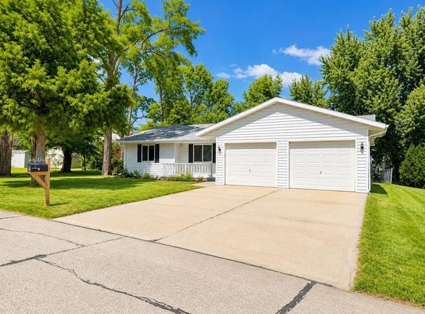 6 Sandy Point Drive, Columbus, NE 68601