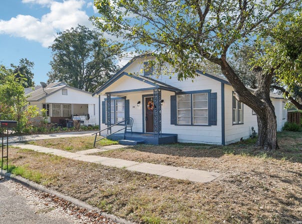 306 E BOWIE ST, Luling, TX 78648