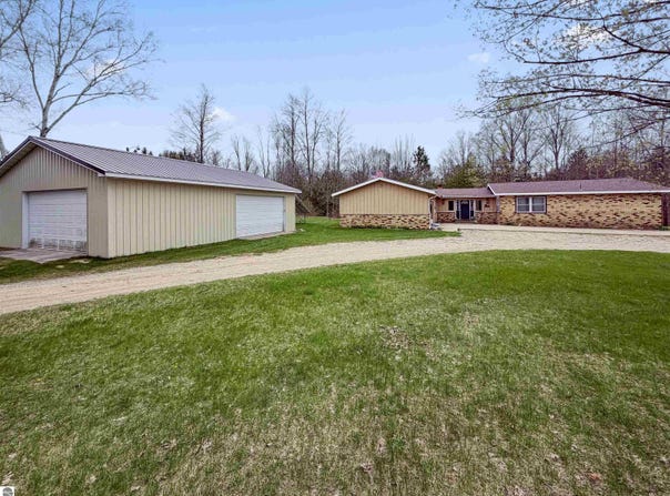4411 N 11 Road, Mesick, MI 49688