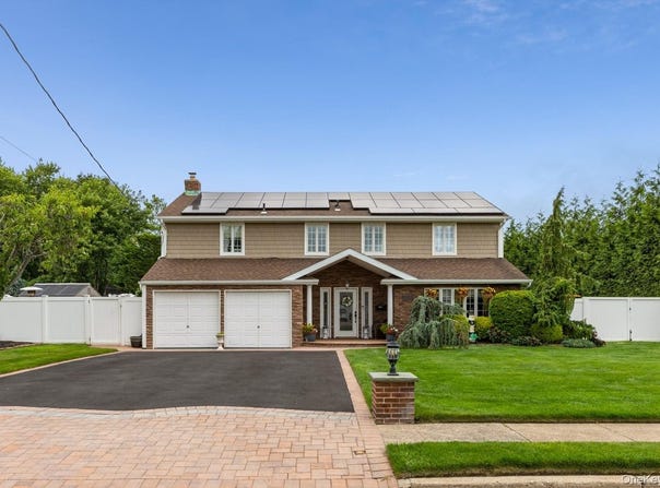 19 Clearwater Lane, West Islip, NY 11795