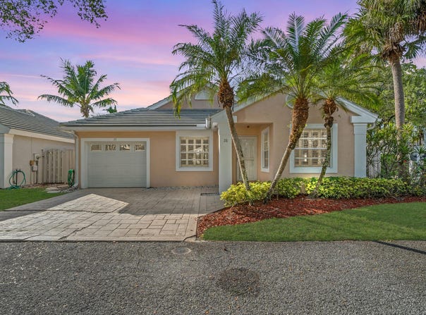 28 Governors Court, Palm Beach Gardens, FL 33418