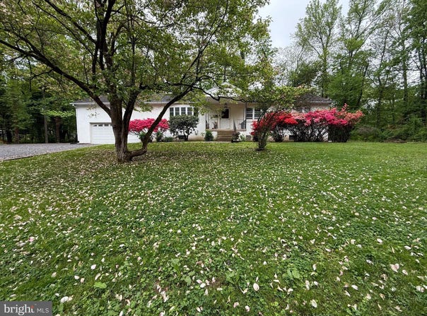 2392 E AVENUE, LEVITTOWN, PA 19056