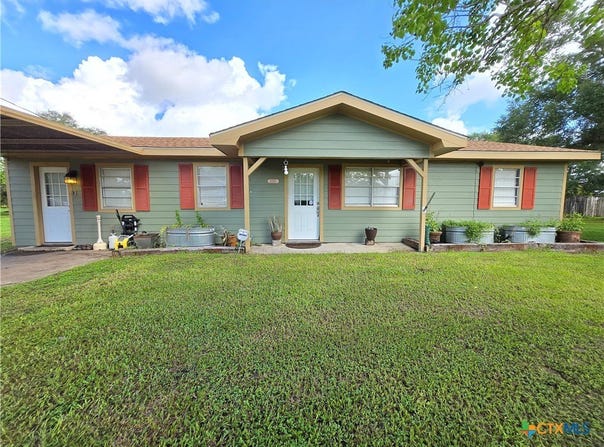 610 E Division Street, Edna, TX 77957