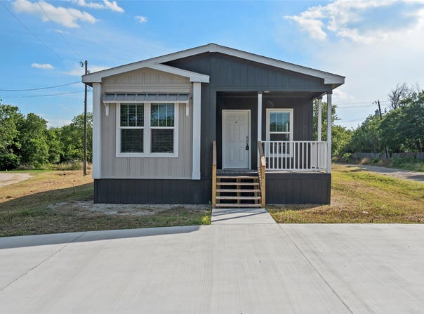 202 N 6th Street, Mount Calm, TX 76673